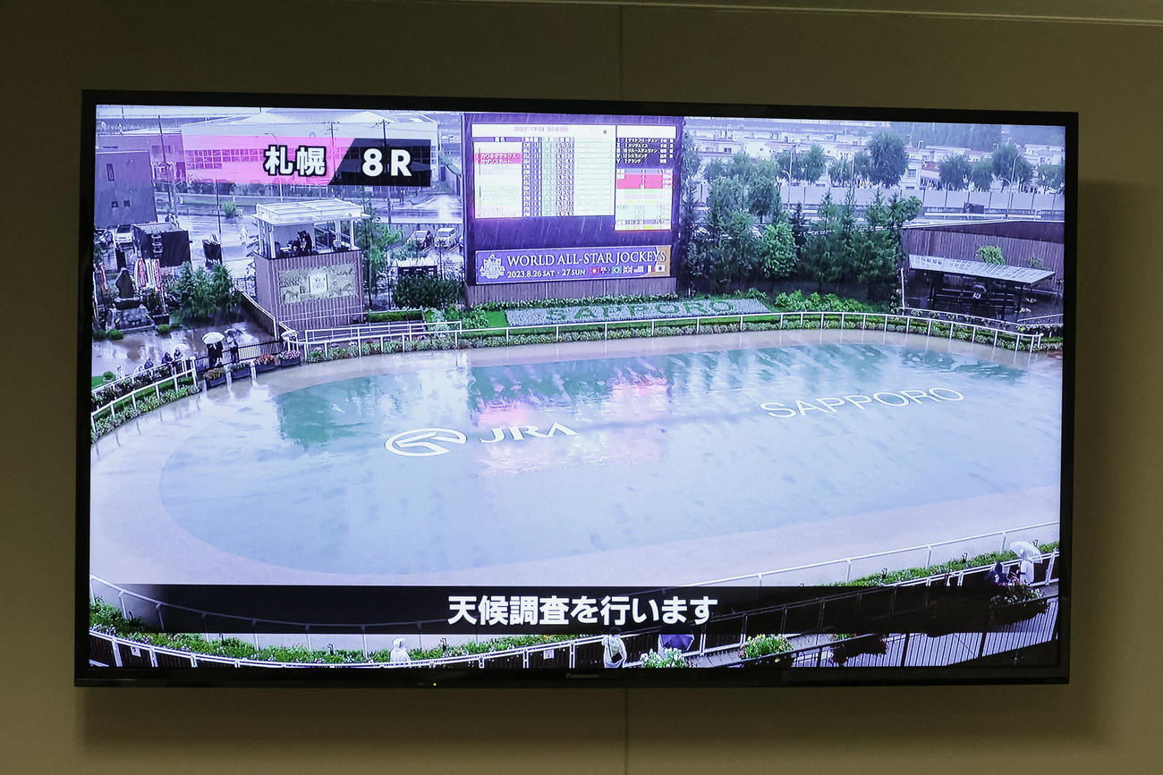 札幌競馬は悪天候で天候調査が行われる（撮影・村野早祐）