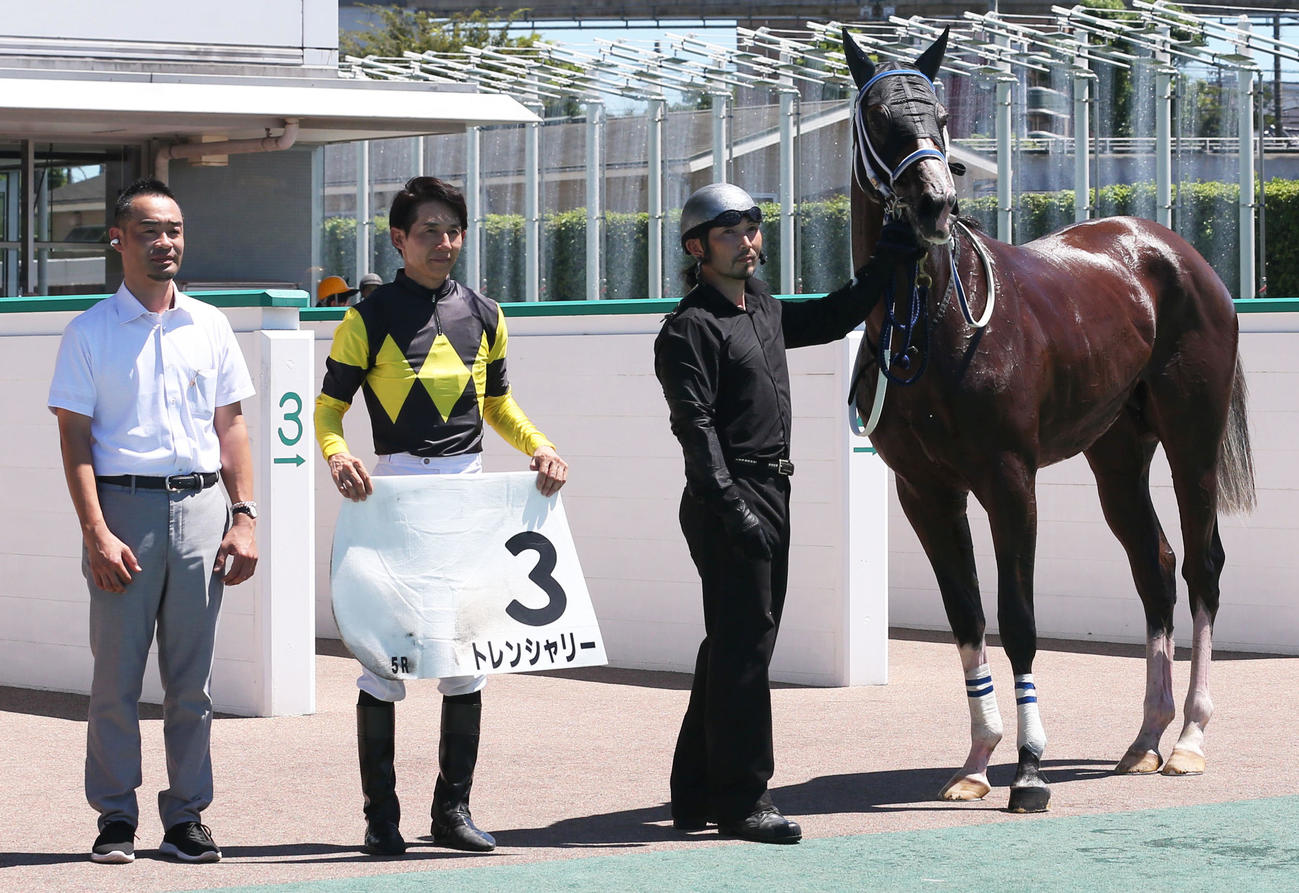 5R 2歳新馬を制したトレンシャリーの口取り（撮影・冨田成美）