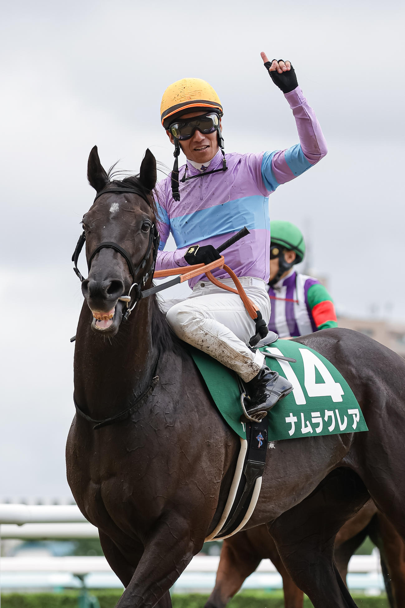 キーンランドカップを制したナムラクレアと浜中騎手騎手（撮影・村野早祐）
