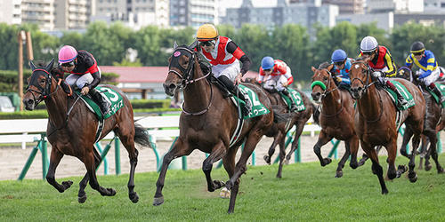 ドゥーラ（中）が連勝で札幌2歳Sを制した（撮影・村野早祐）＝2022年9月3日、札幌競馬場