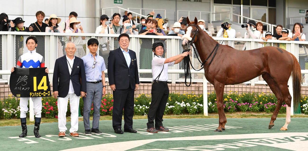 新潟10R、朱鷺Sを制したテンハッピーローズと津村騎手（左端）（撮影・柴田隆二）