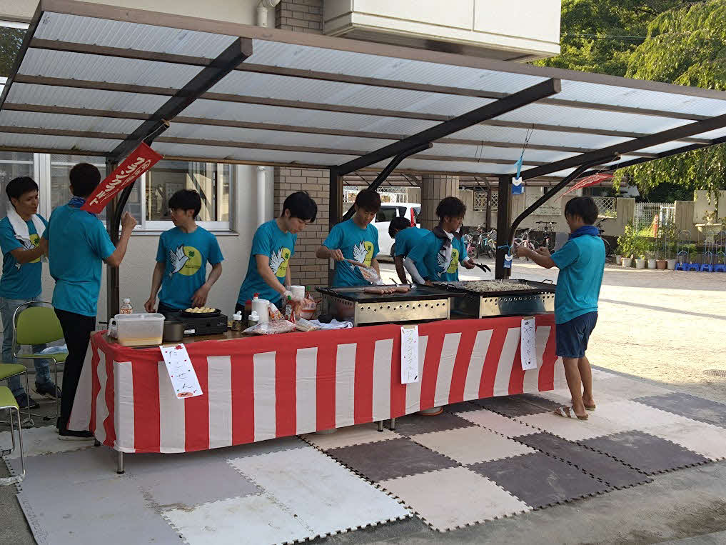 焼きそばやりんご飴、たこせんなど多くの屋台でもてなした騎手ら