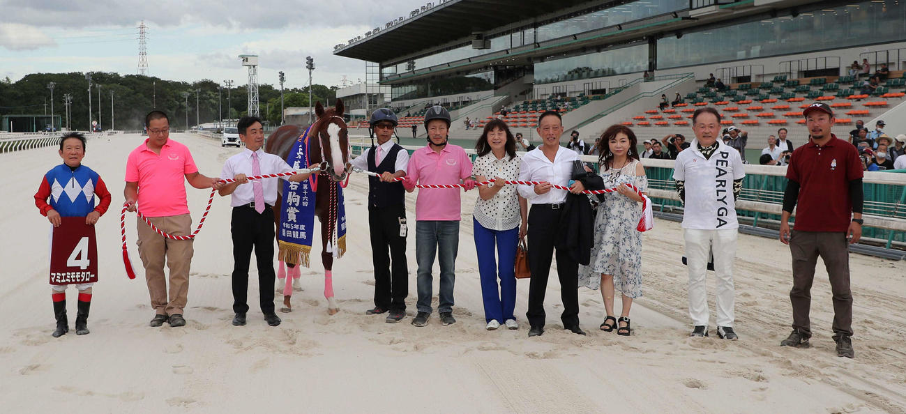 兵庫若駒賞を制した川原正一騎手（左端）騎乗のマミエミモモタロー。右から3人目はハイヒール・モモコ