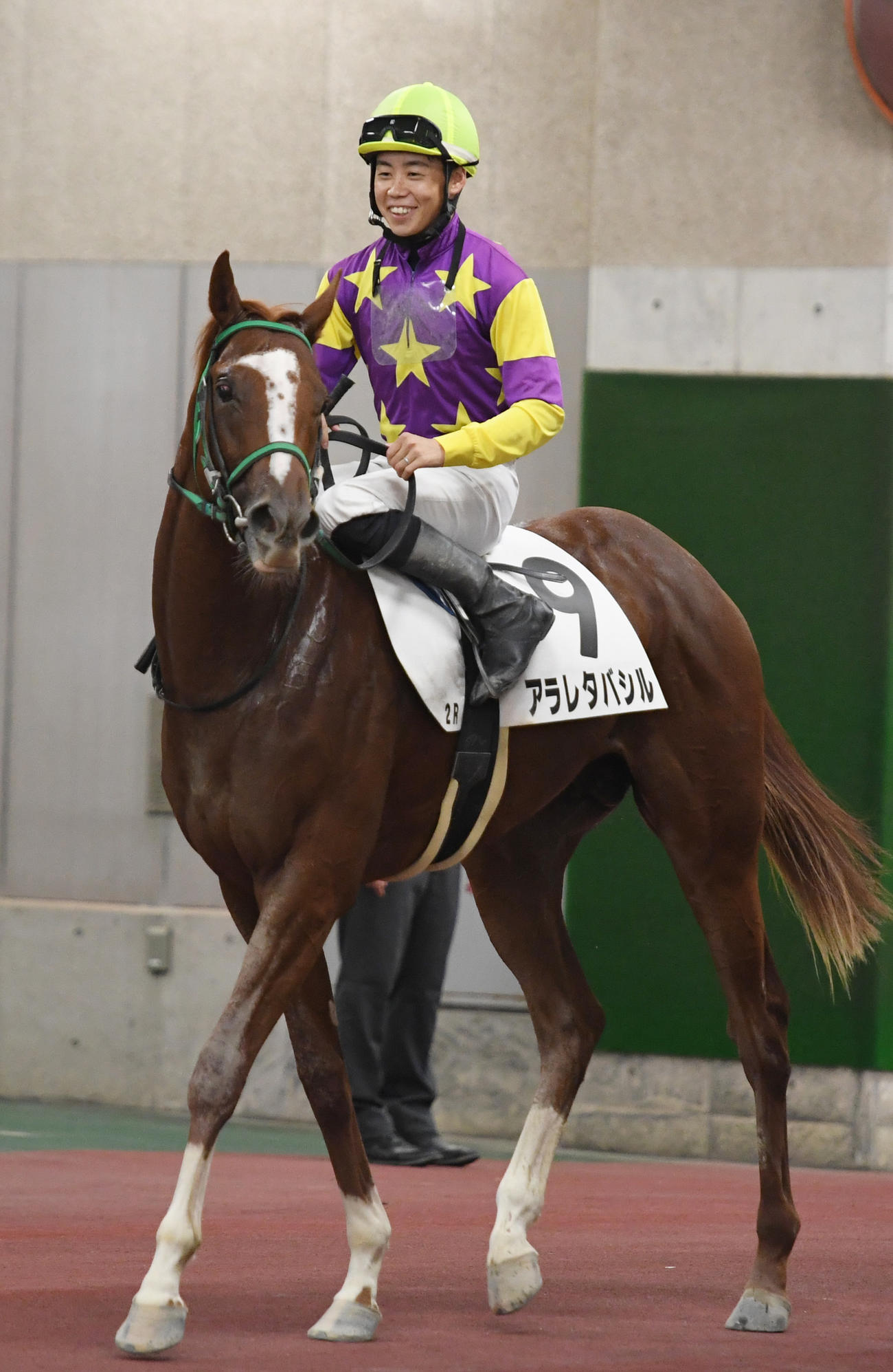 新潟2Rの1着アラレタバシルと野中悠太郎騎手（撮影・柴田隆二）