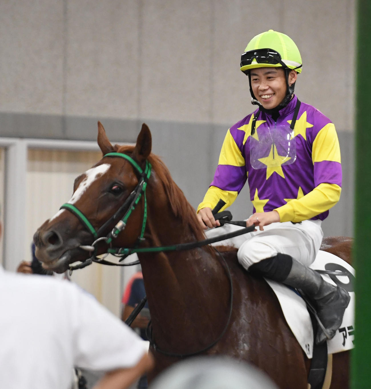 新潟2R・1着アラレタバシルと野中悠太郎騎手（撮影・柴田隆二）