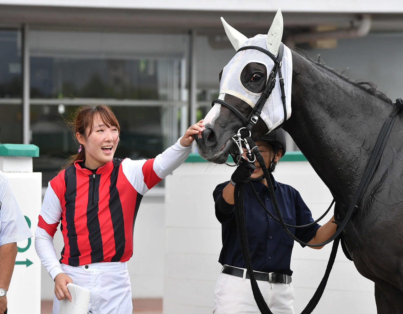 小倉4R・3歳未勝利　口取り写真撮影を終えウインエーデルの鼻をなでる永島まなみ騎手