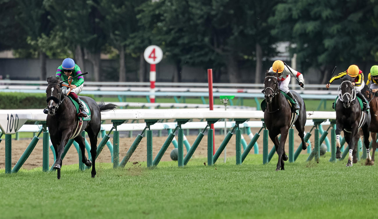 札幌2歳Sを逃げ切ったセットアップと横山武騎手（左）（撮影・村野早祐）