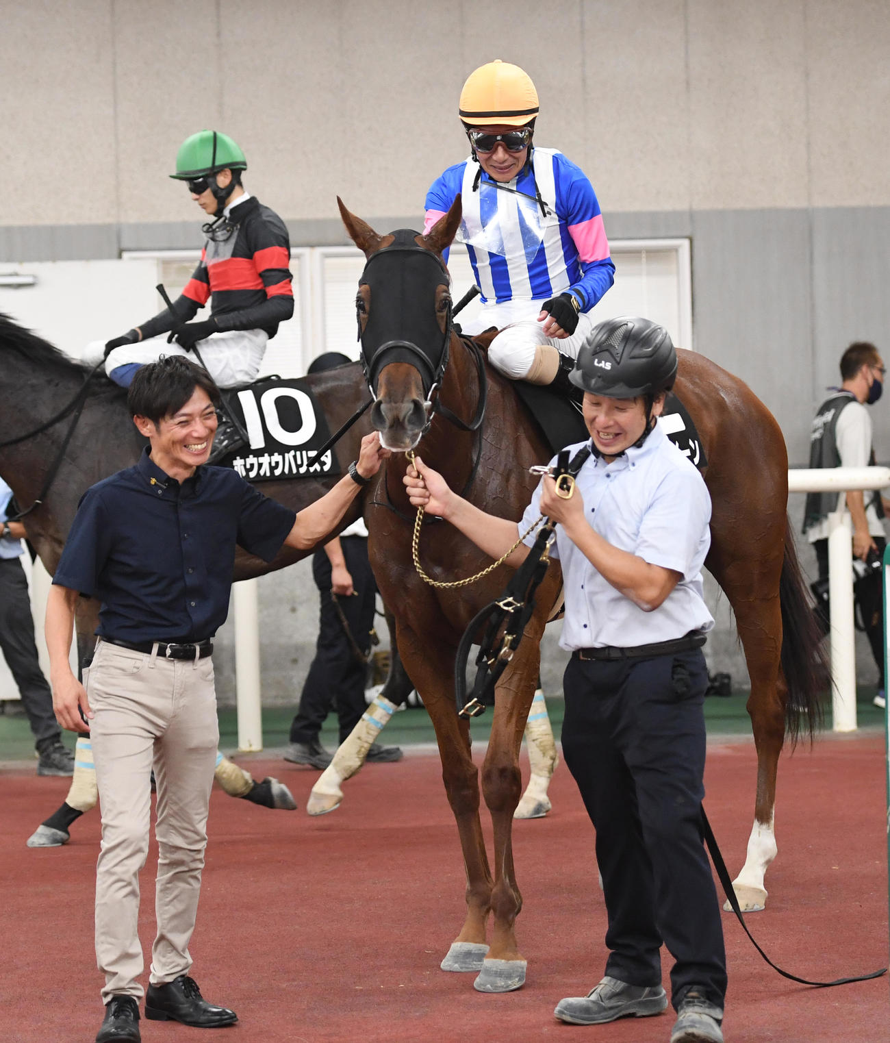 古町Sを制したラブリークイーンと柴田善騎手、左は嘉藤調教師（撮影・柴田隆二）