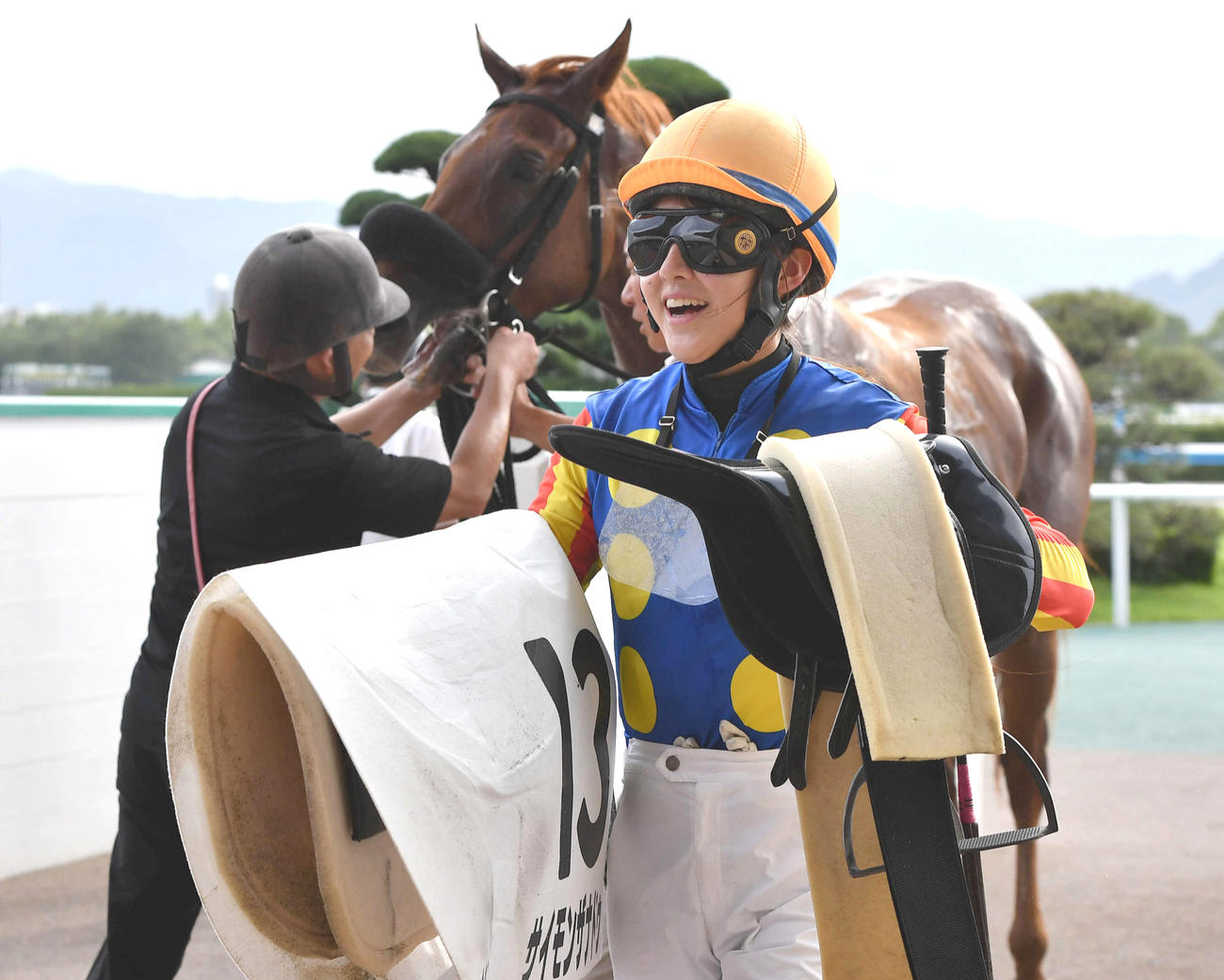 小倉12Rでこの日3勝目を挙げた永島まなみ騎手は笑顔で引き揚げる（撮影・岩下翔太）