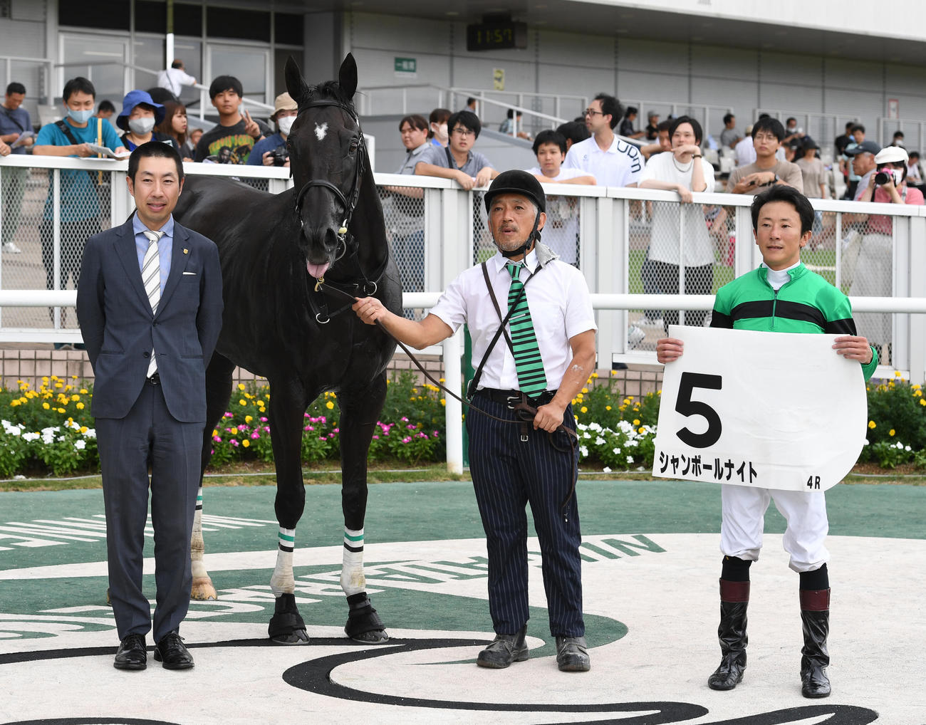 新潟4Rを制し口取りに臨むシャンボールナイトと武井亮師（左）と石神深一騎手（右）（撮影・柴田隆二）