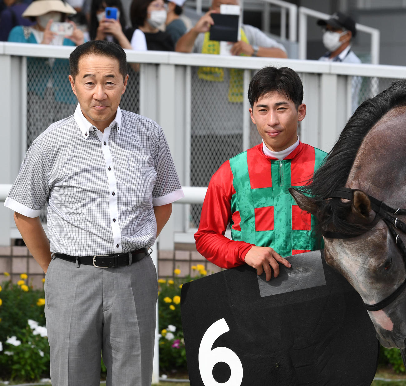瓢湖特別を制したピンキープロミスの畠山調教師（左）と木幡巧騎手（撮影・柴田隆二）