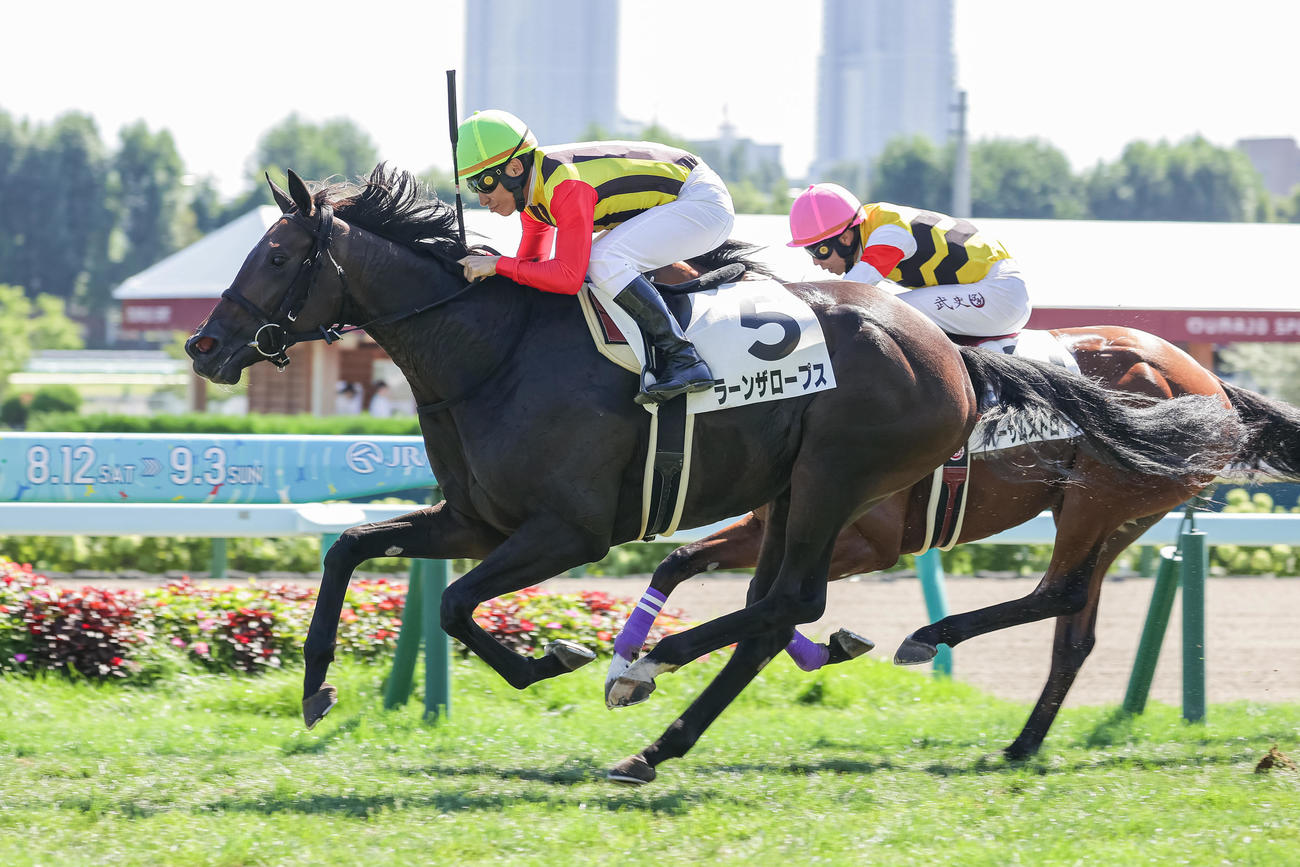 1着ラーンザロープスと横山典騎手（左）、右は2着のオーサムストロークと横山武騎手（撮影・村野早祐）