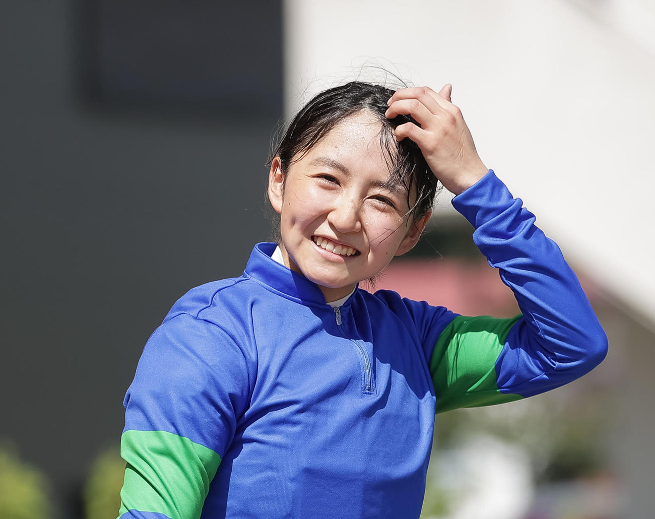 ファンの声援に笑顔を見せる古川奈穂騎手（撮影・村野早祐）