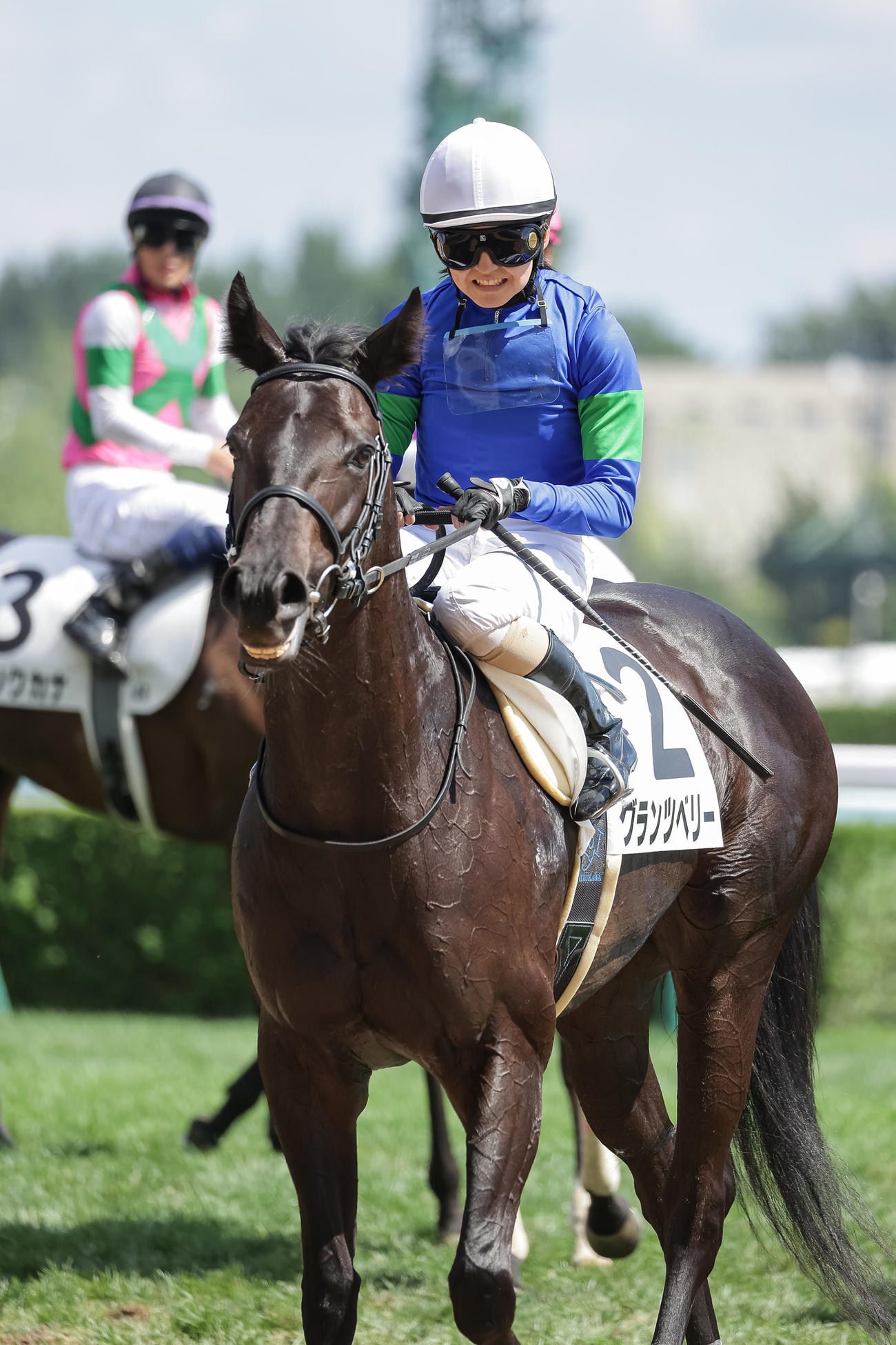 札幌4R、3歳未勝利を勝ち上がったグランツベリーと古川奈穂騎手（撮影・村野早祐）