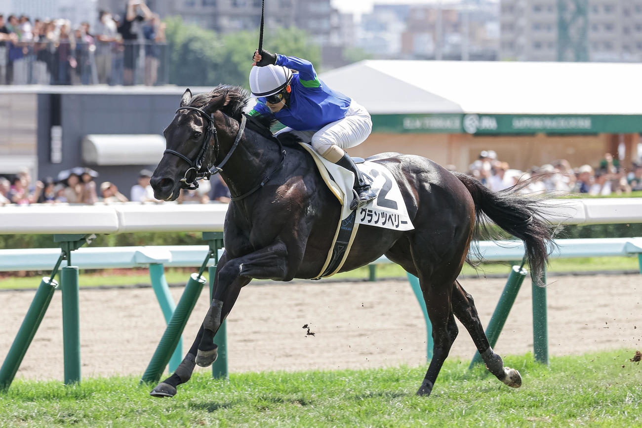 札幌4R、3歳未勝利を勝ち上がったグランツベリーと古川奈穂騎手（撮影・村野早祐）