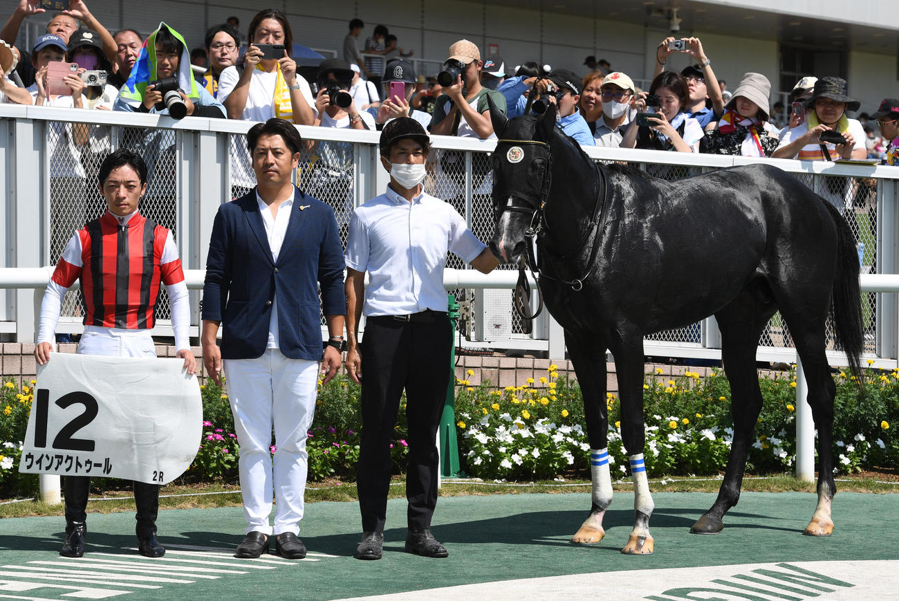 ウインアクトゥールの口取りをする左から川田将雅騎手、栗田徹調教師（撮影・柴田隆二）