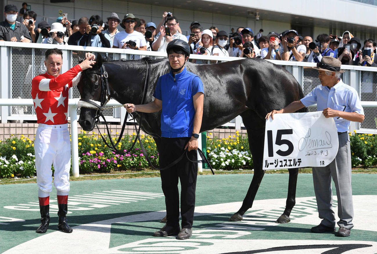 新潟1R・2歳未勝利を制したルージュスエルテとルメール騎手（左）、国枝調教師（右）（撮影・柴田隆二）