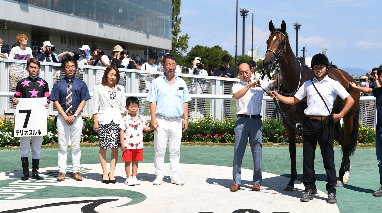 新潟5R、新馬戦を制したテリオスルルと戸崎騎手（左端）（撮影・柴田隆二）