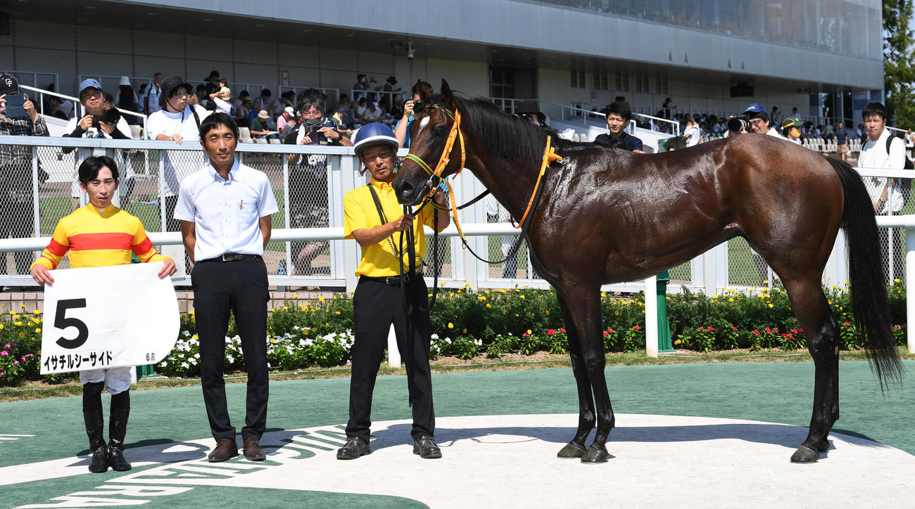 新潟6R、新馬戦を制したイサチルシーサイド。左から木幡初騎手、竹内師（撮影・柴田隆二）