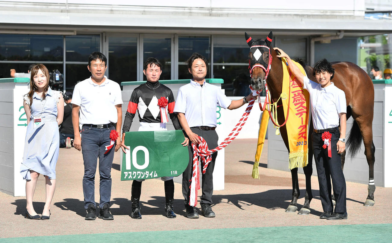 小倉2歳S1着のアスクワンタイムと岩田望来騎手（左から3人目）（撮影・岩下翔太）