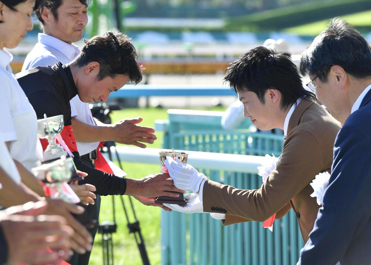 小倉2歳Sを勝利し、表彰式で水谷隼氏（右）からカップを受け取る岩田望来騎手（撮影・岩下翔太）