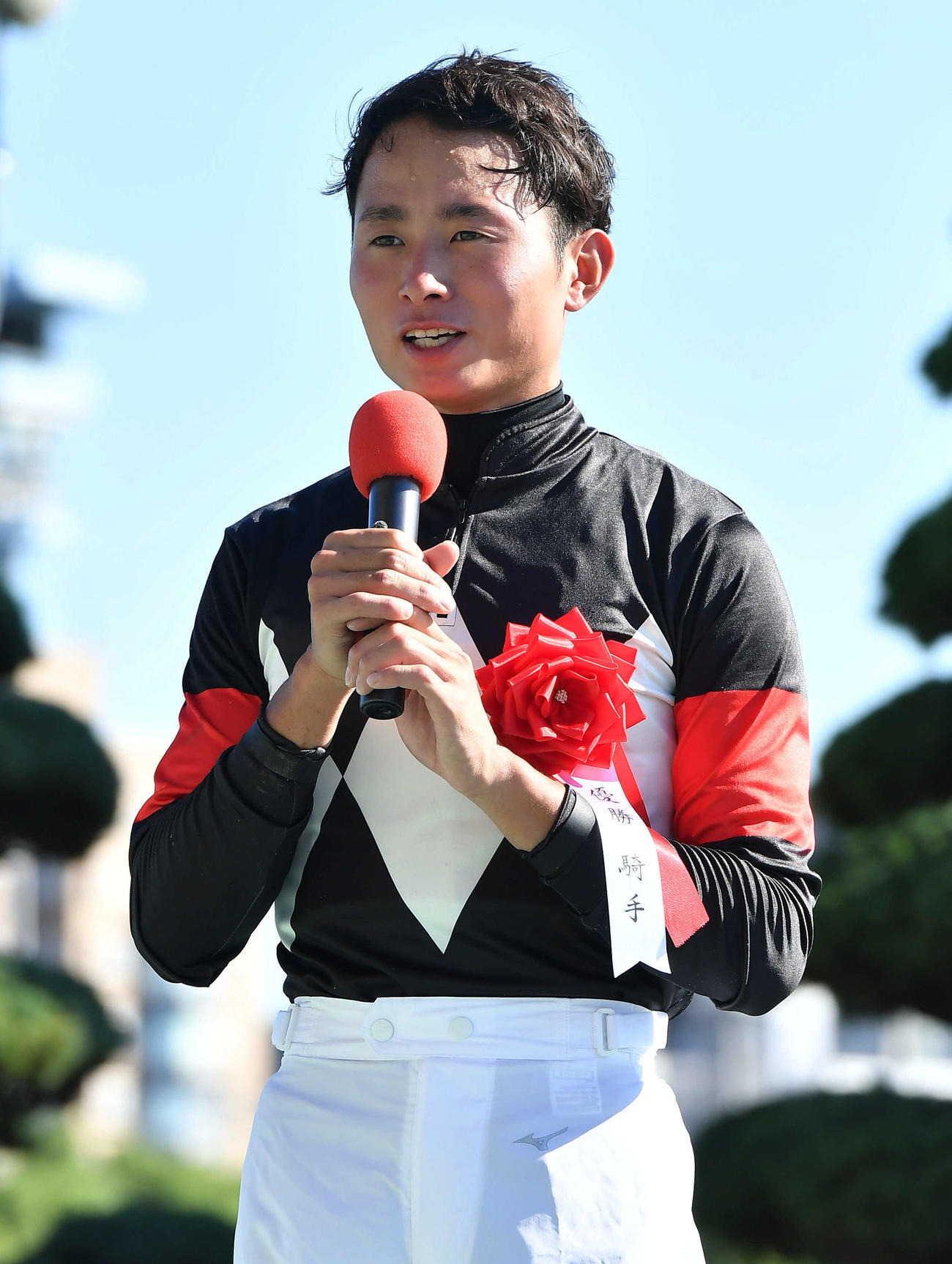 小倉2歳Sをアスクワンタイムで勝利し、インタビューを受ける岩田望来騎手（撮影・岩下翔太）