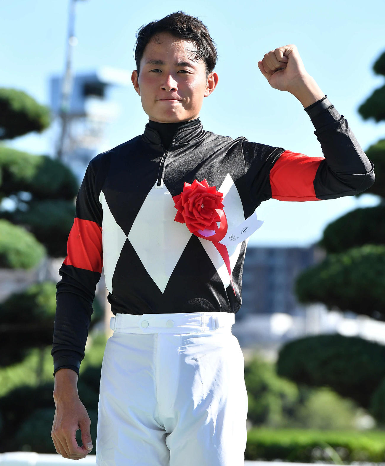 小倉2歳Sをアスクワンタイムで勝利し、ガッツポーズする岩田望来騎手（撮影・岩下翔太）