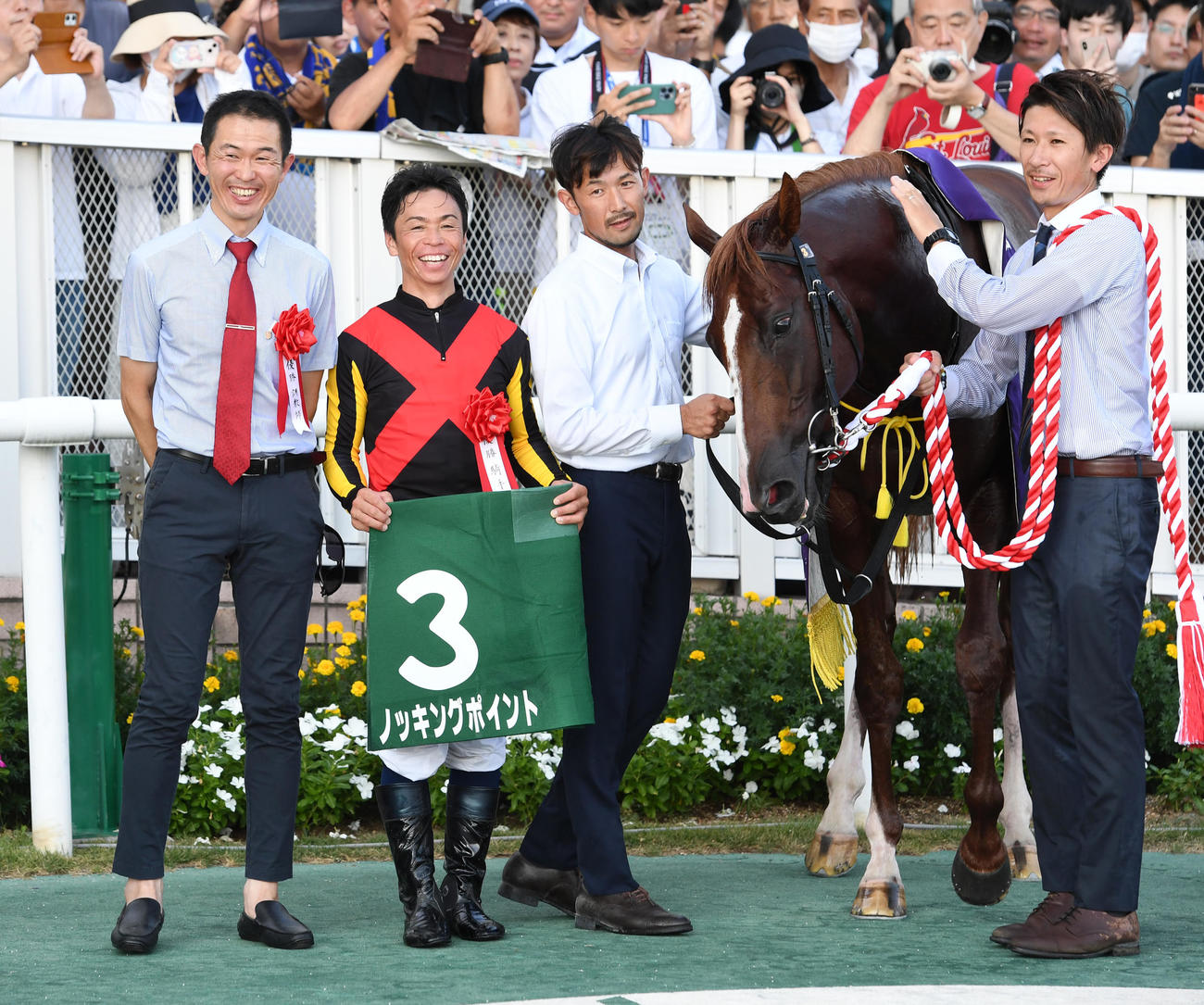 新潟記念を制したノッキングポイント、左から木村調教師、北村宏騎手（撮影・柴田隆二）