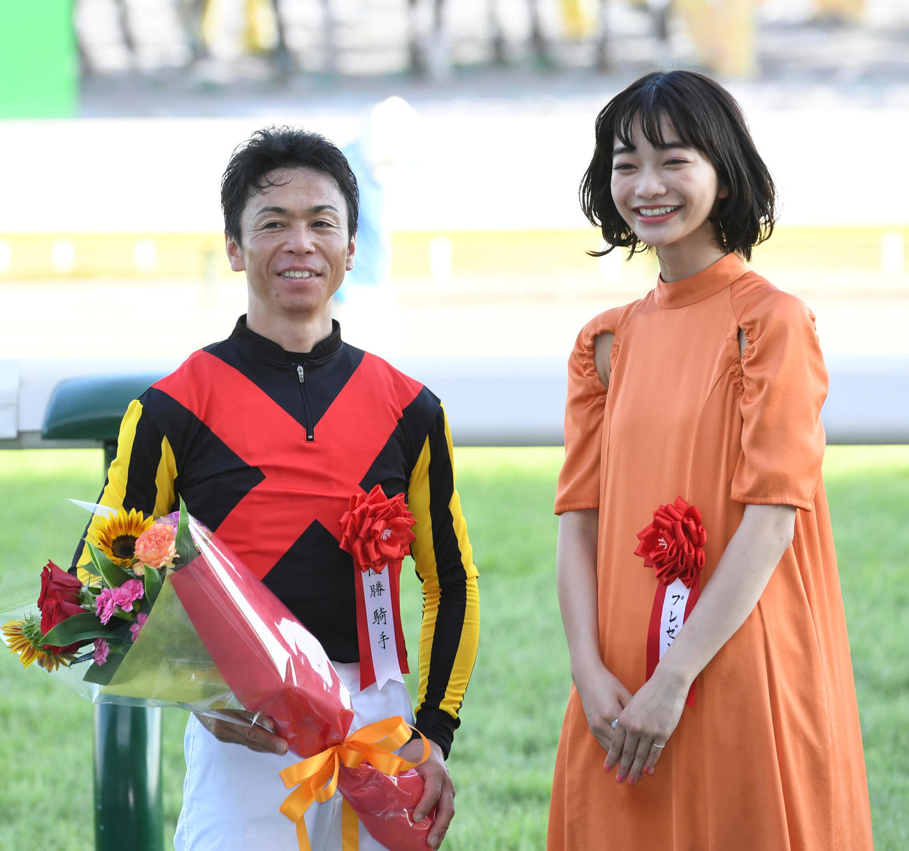 新潟記念を制したノッキングポイントの北村宏騎手と見上愛（撮影・柴田隆二）
