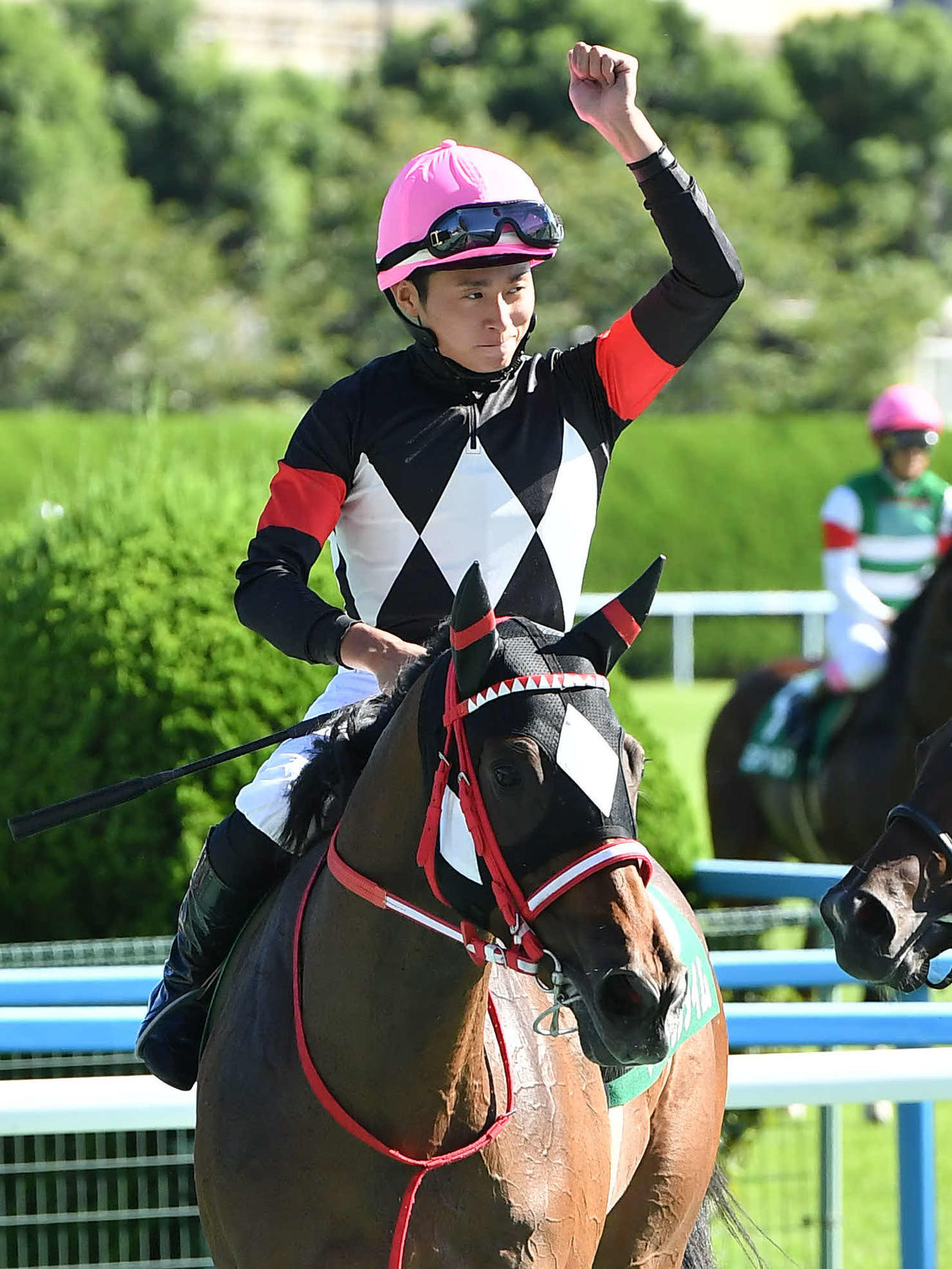小倉2歳Sをアスクワンタイムで勝利し、ガッツポーズする岩田望来騎手（撮影・岩下翔太）