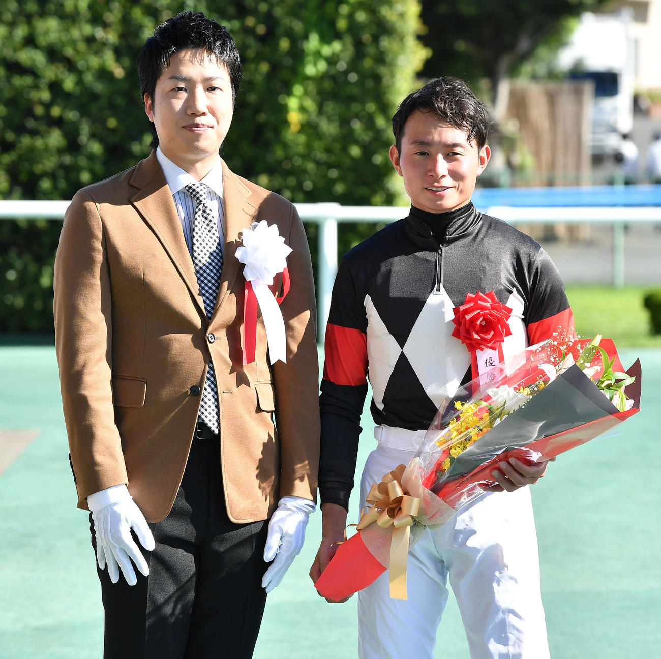 小倉2歳Sで勝利した岩田望来騎手（右）は、表彰式プレゼンターの水谷隼氏と記念撮影（撮影・岩下翔太）