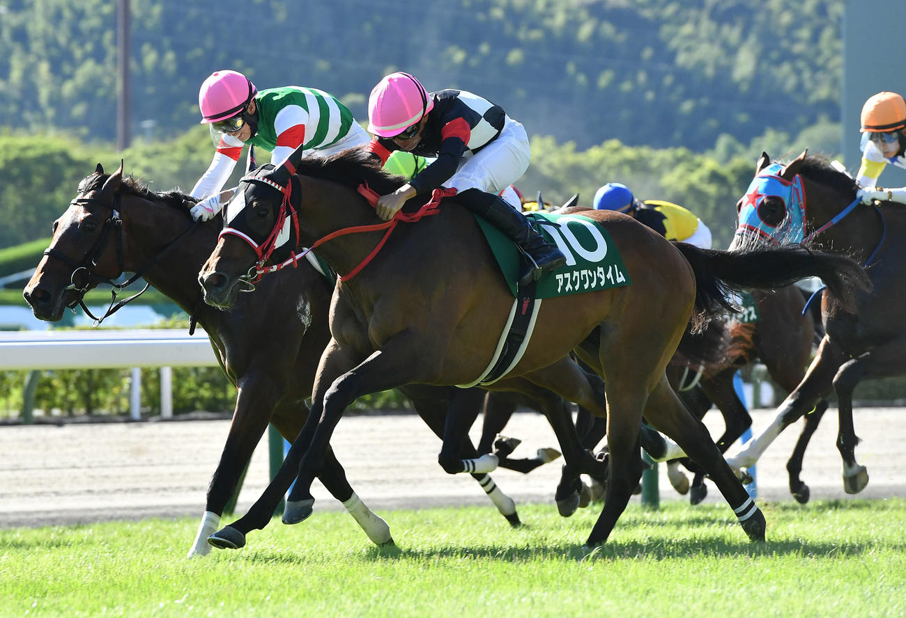 小倉2歳S2着のミルテンベルク（左）。右は勝ったアスクワンタイム（撮影・岩下翔太）