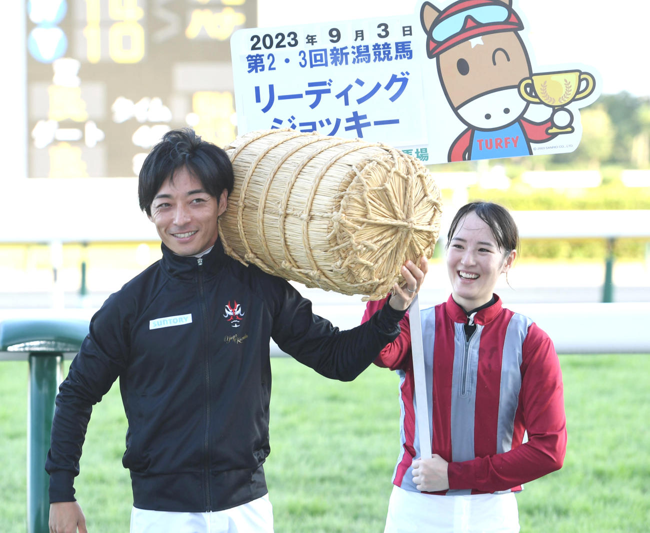 夏の新潟リーディングジョッキーに輝いた川田騎手、右は藤田騎手（撮影・柴田隆二）