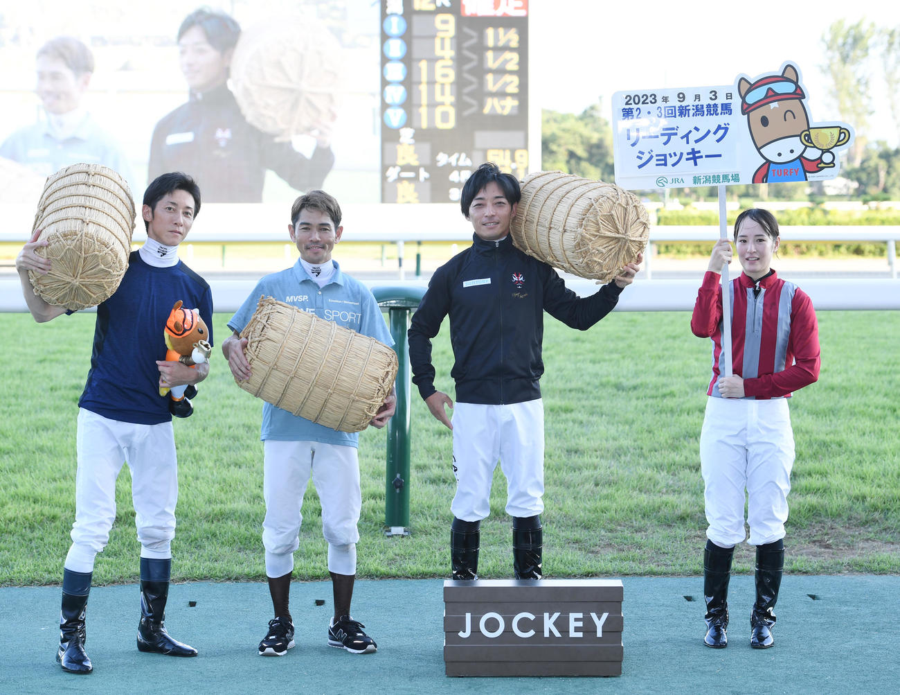 夏の新潟リーディングに輝いた川田騎手（左から3人目）、左から津村騎手、戸崎騎手、右端は藤田騎手