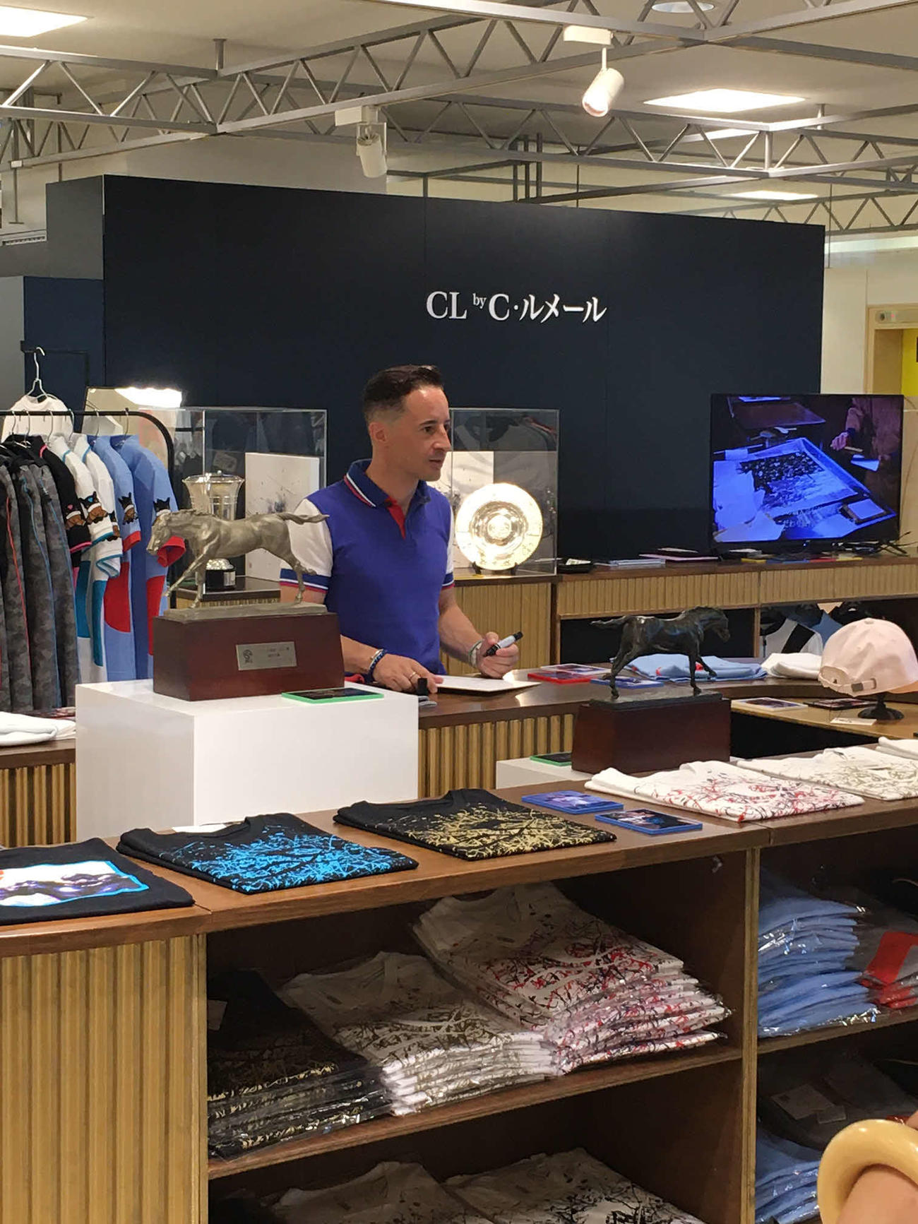 松坂屋名古屋店で開催されたルメール騎手のアパレルブランド「CL by C・ルメール」のポップアップストア