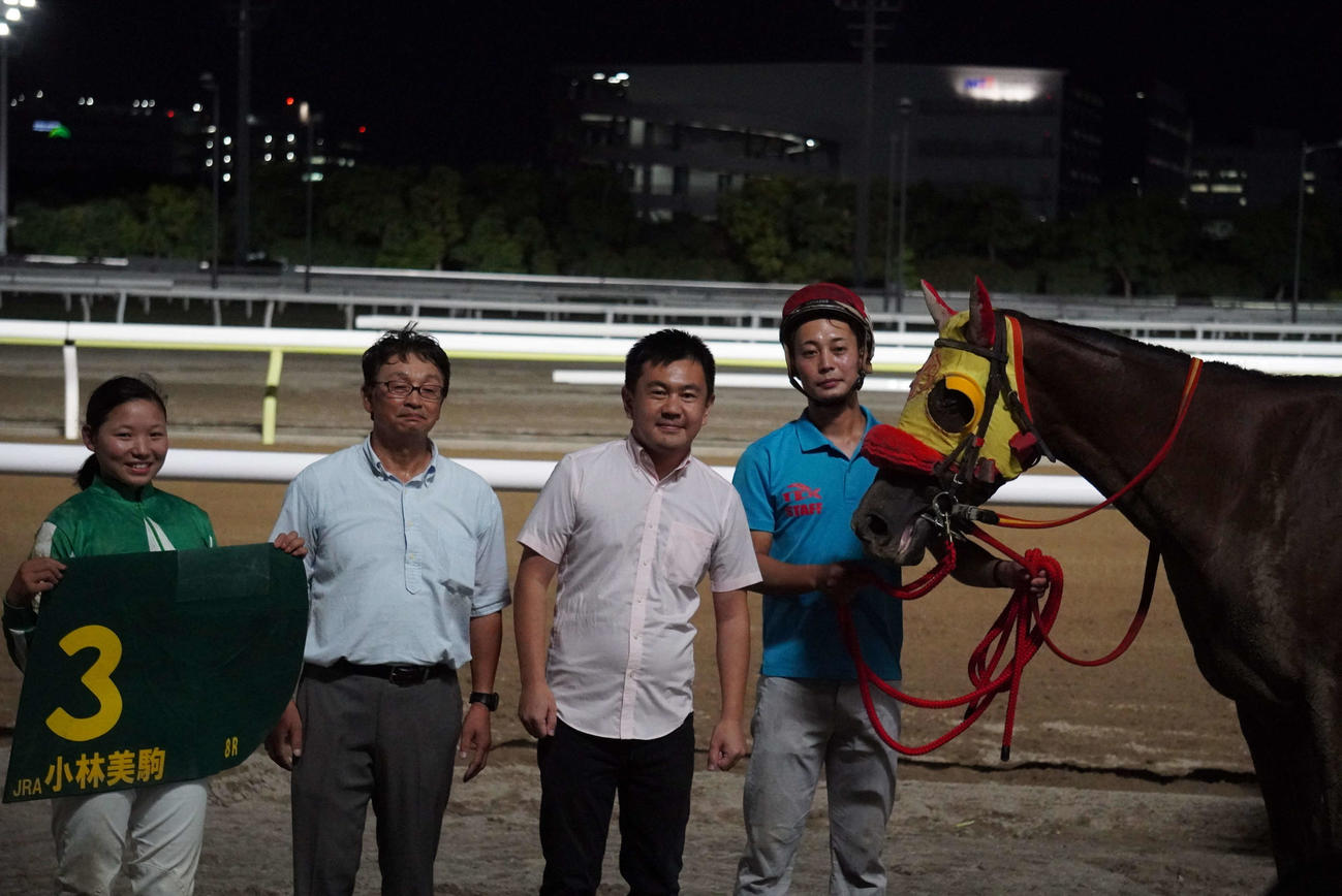 YJSトライアルラウンド第1戦をスピードスターで制した小林美騎手（左）