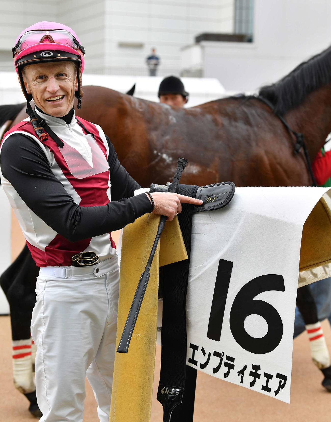 中山5R、短期免許最終週にエンプティチェアで勝利して喜ぶフィリップ・ミナリクさん（2020年3月31日撮影）