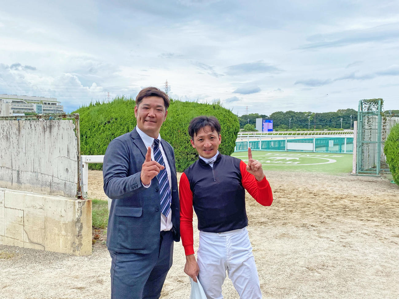 園田5Rで初勝利を挙げた吉見師（左）と吉村騎手