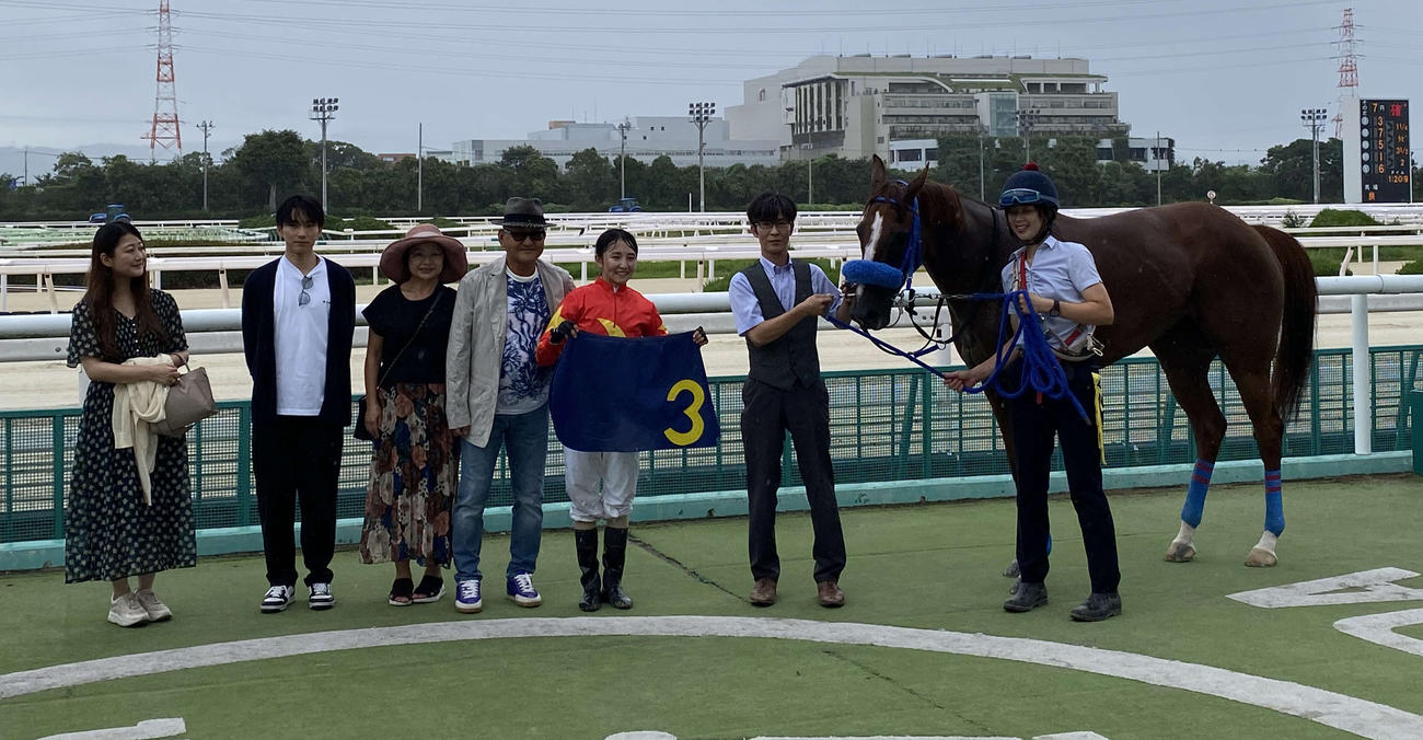 7日の園田7Rで園田初勝利を挙げた古川奈穂騎手（右から3人目）