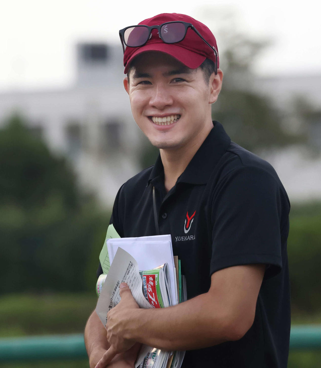 紫苑Sのフルールで重賞初勝利に挑戦する上原佑師。調教の合間に笑顔を見せる（撮影・丹羽敏通）