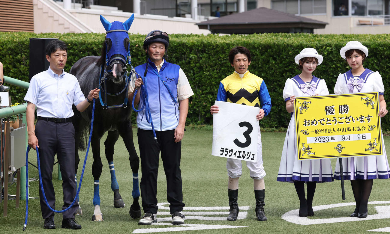 中山2R、2歳未勝利戦を制したララヴィエルジュの口取りをする松岡騎手（撮影・丹羽敏通）