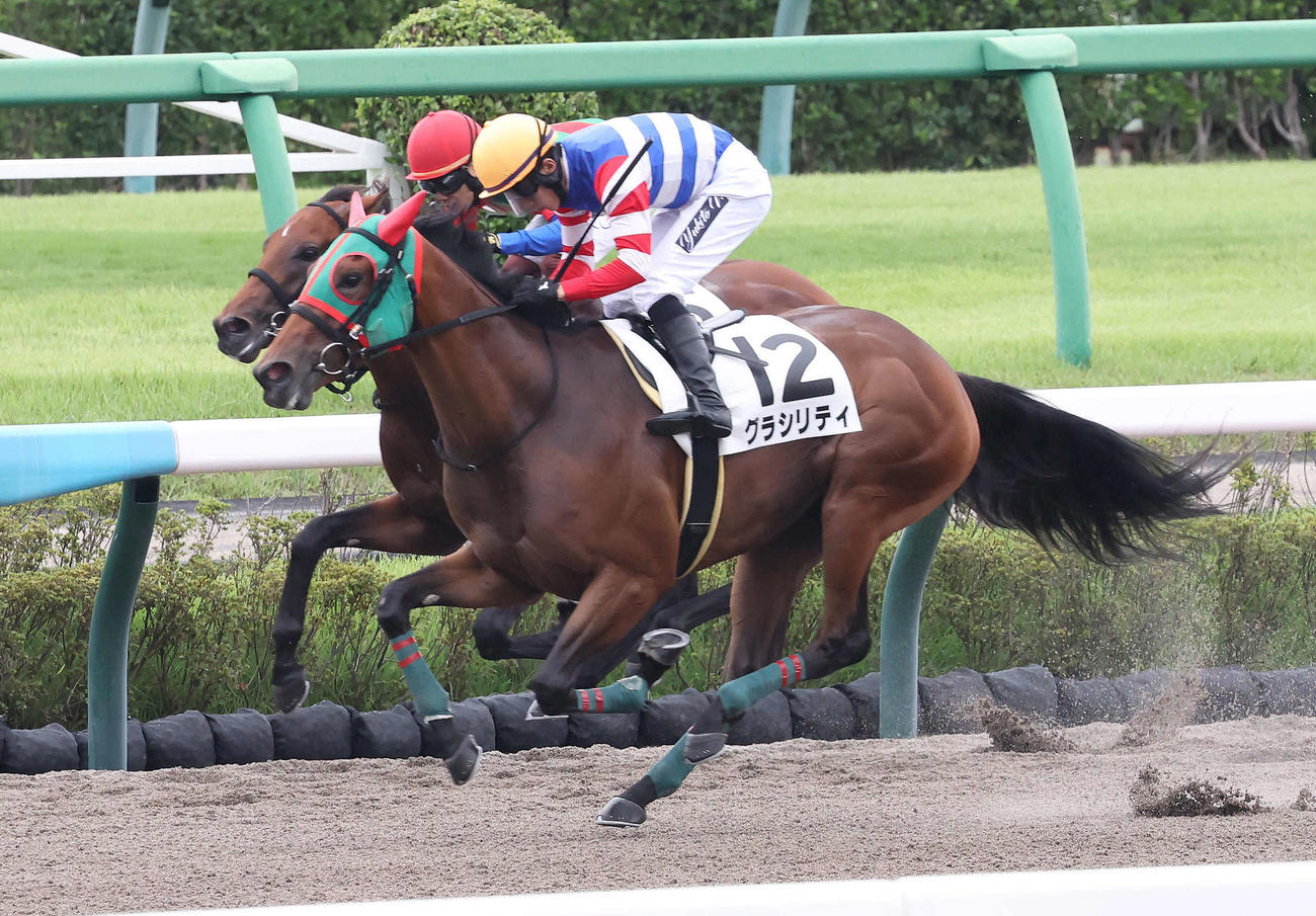 中山4R新馬戦を制したグラシリティと石川騎手（手前）（撮影・丹羽敏通）