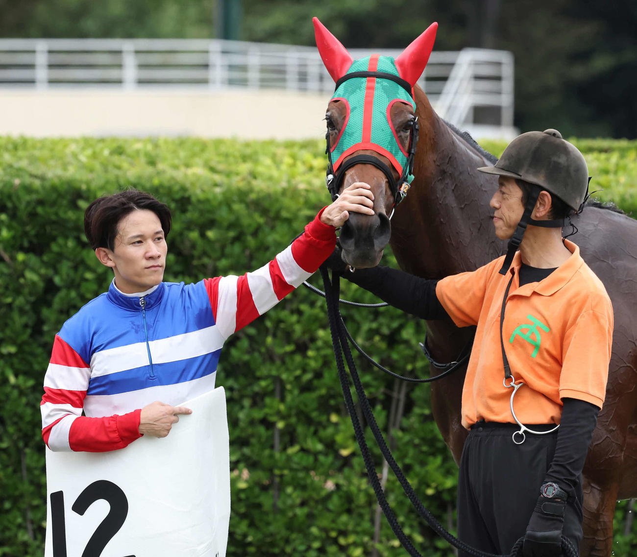 中山4R新馬戦を制したグラシリティの口取りをする石川騎手（撮影・丹羽敏通）
