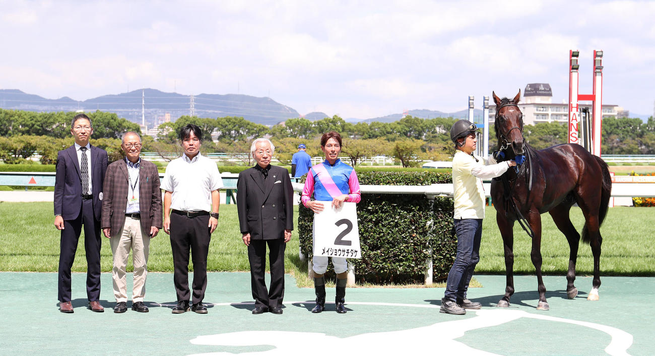 阪神5R、新馬戦を制したメイショウサチダケと口取りに並ぶ和田竜騎手（右から2人目）（撮影・白石智彦）