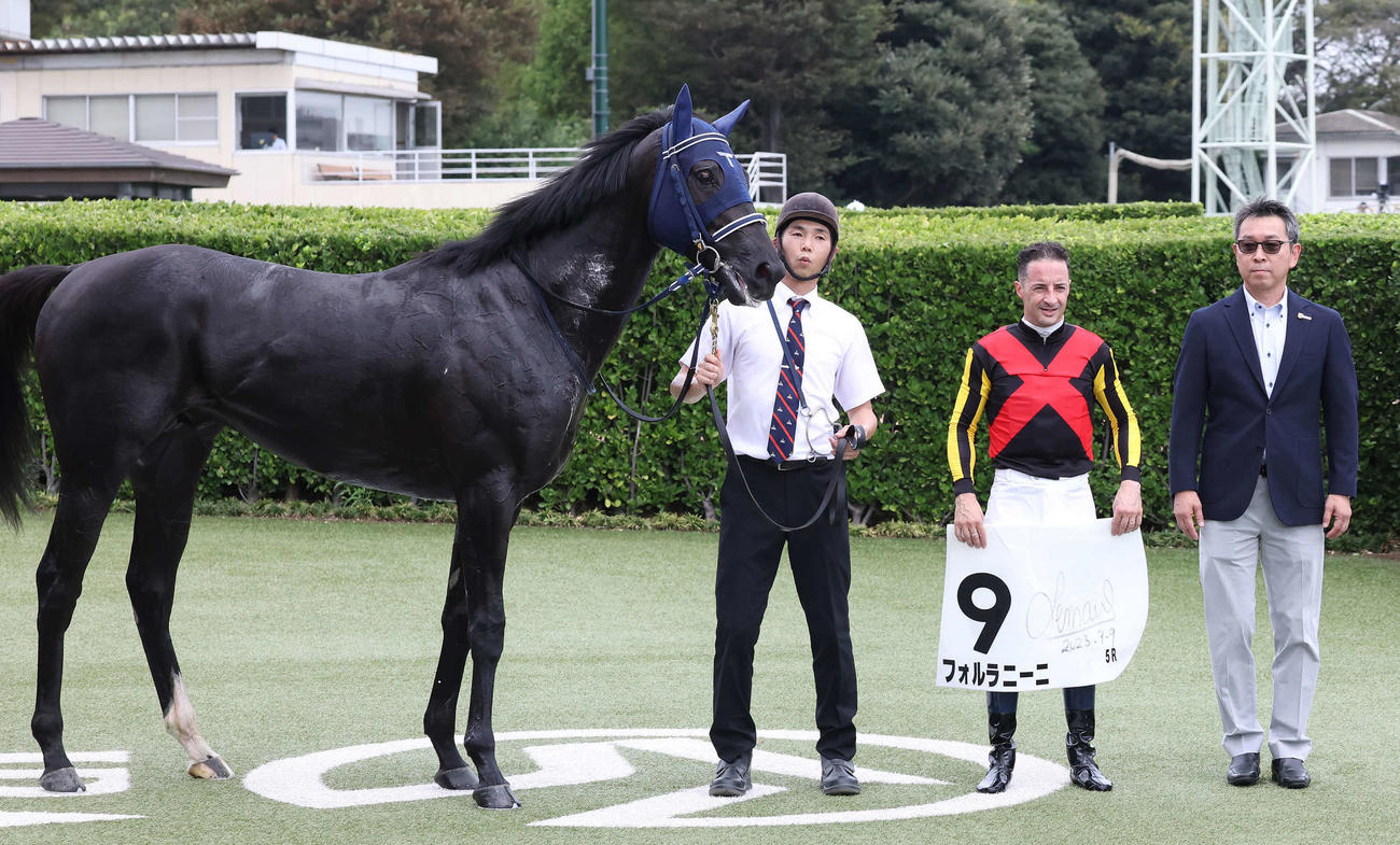 中山5R、2歳新馬戦を制したフォルラニーニの口取りをするルメール騎手と手塚師（撮影・丹羽敏通）