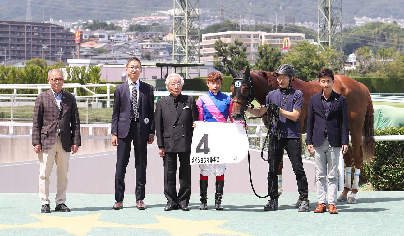 阪神4R、新馬戦を制したメイショウキルギスと口取りに並ぶ池添騎手（左から4人目）（撮影・白石智彦）