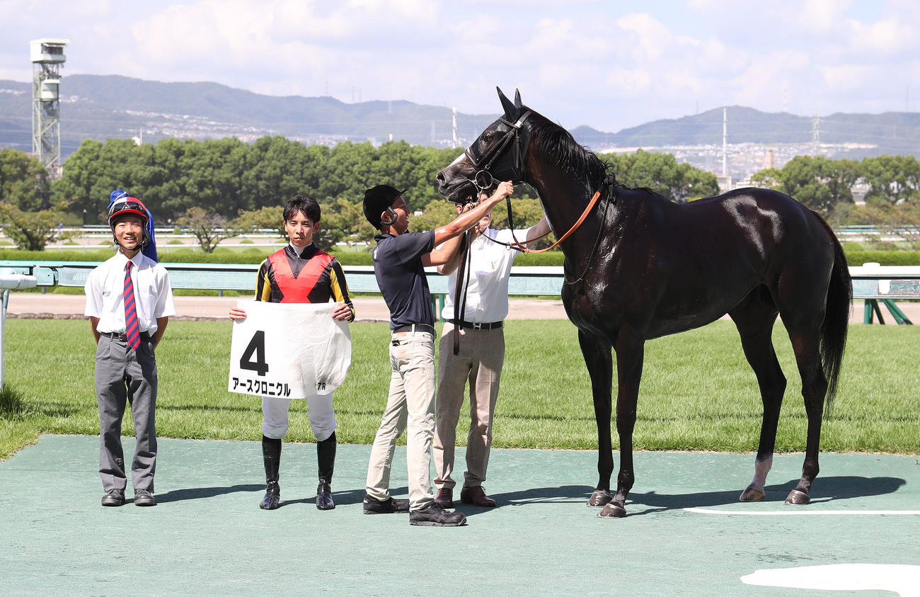 阪神7R・3歳上1勝クラスを制したアースクロニクルと口取りに並ぶ団野騎手（左から2人目）