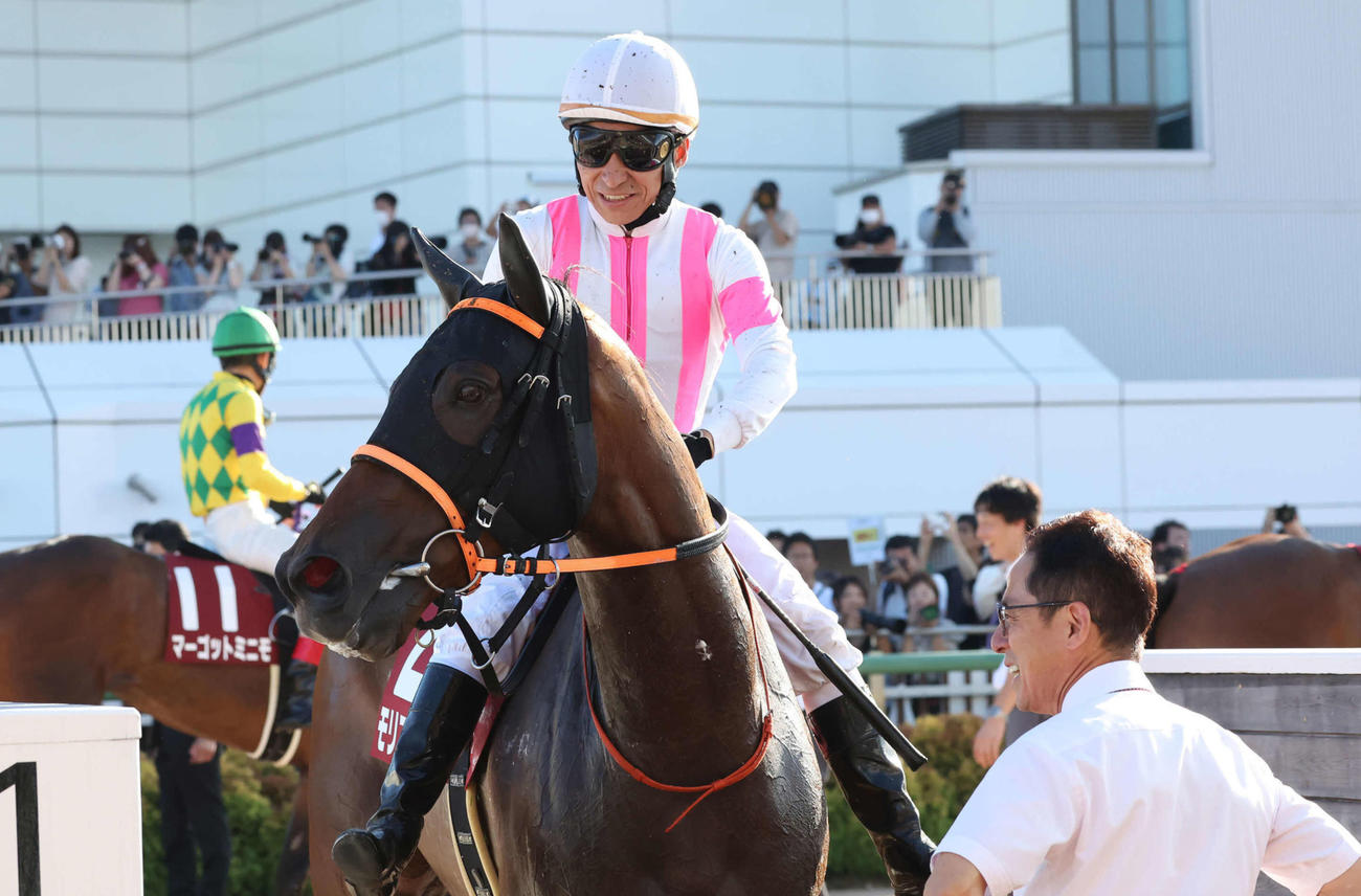 紫苑Sを制したモリアーナと横山典騎手。手前は武藤師（撮影・丹羽敏通）