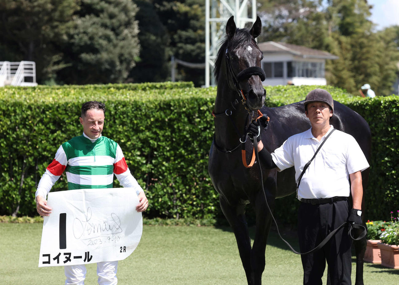 中山2R、2歳未勝利戦を制したコイヌールの口取りをするルメール騎手（撮影・丹羽敏通）