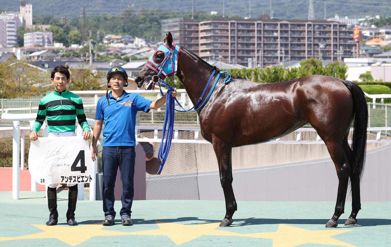 阪神3R、2歳未勝利を勝ち上がったアンデスビエントと口取りに並ぶ幸騎手（左）（撮影・白石智彦）